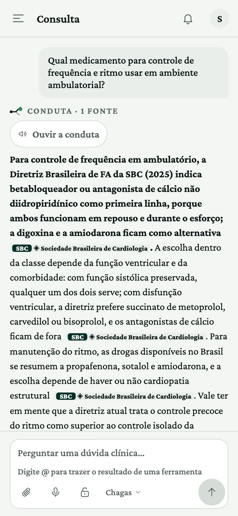 A tela do Conduta no celular com a pergunta sobre controle de frequência e ritmo na fibrilação atrial e a resposta citando a Diretriz Brasileira de Fibrilação Atrial da SBC de 2025.